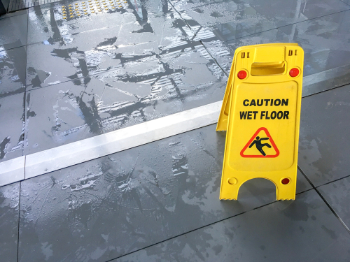 Read more about the article How to Handle a Slip and Fall Accident in California